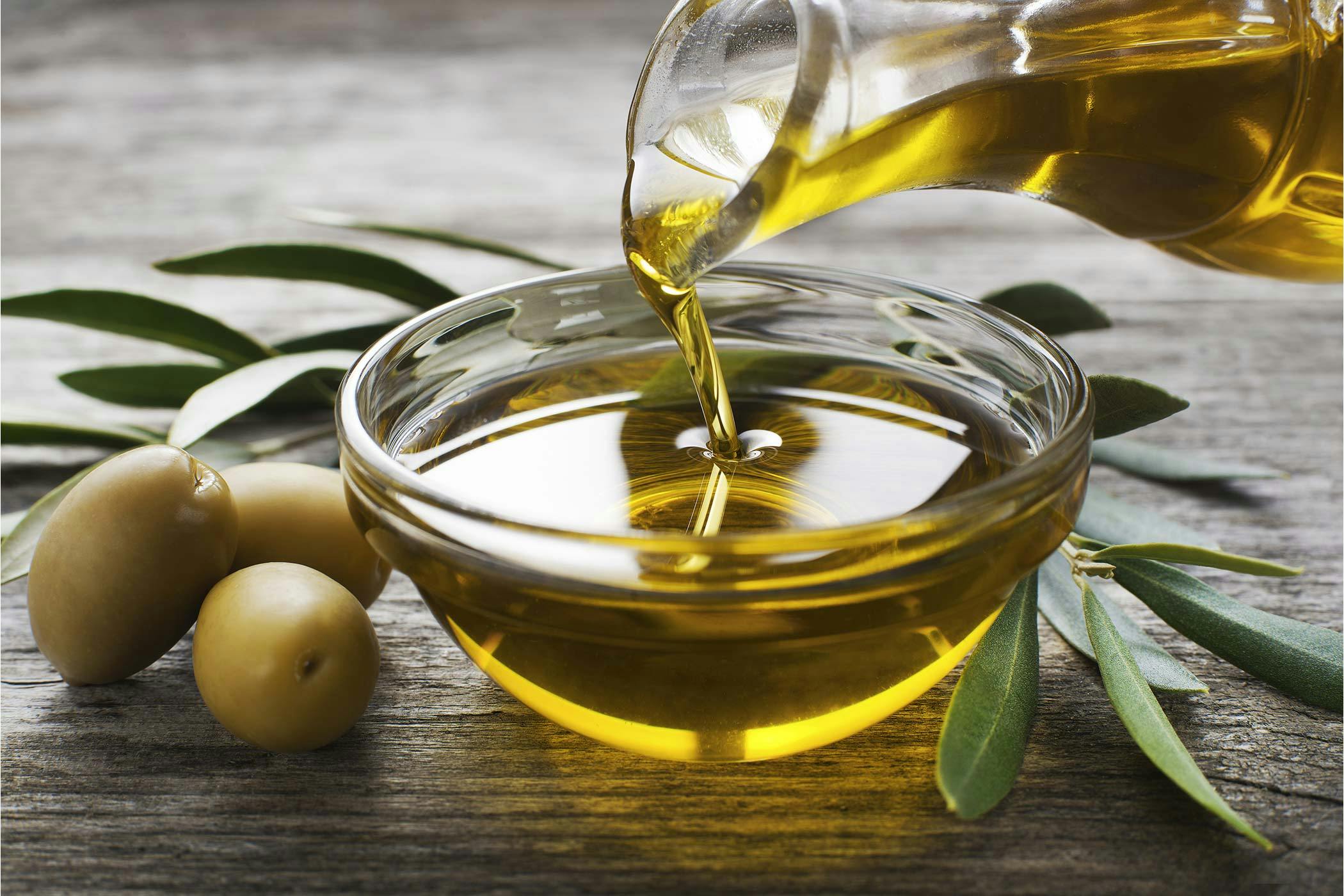 does olive oil help dry skin on dogs