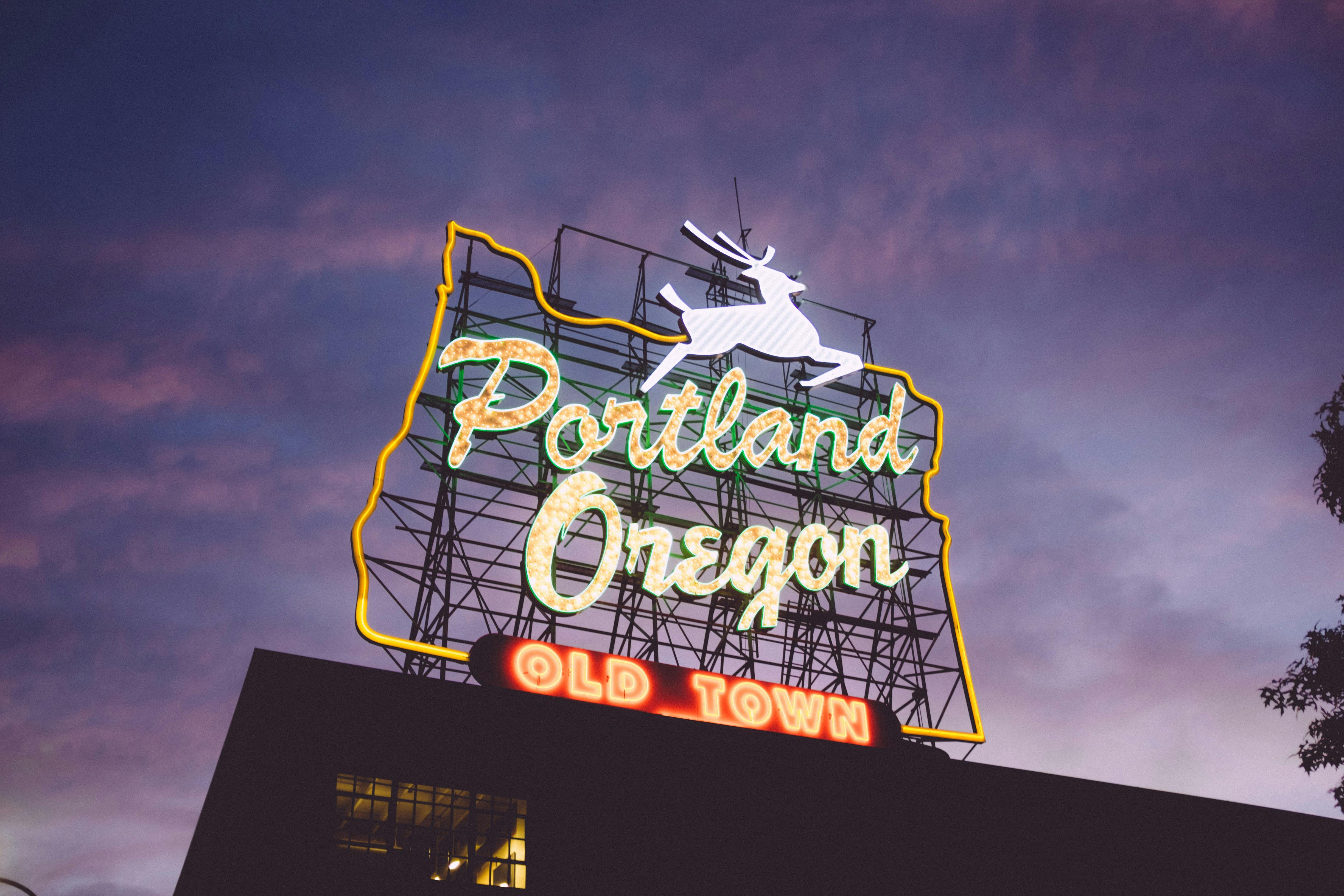 daily-wag-top-destinations-in-oregon-to-visit-this-holiday-season-2021-hero-image